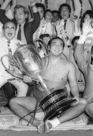 <p>　１９８４年７月、大相撲名古屋場所で全勝優勝し、賜杯を手に喜びの若嶋津＝愛知県体育館</p>