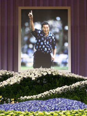 <p>　尾崎将司さんのお別れの会の遺影＝１６日午前、東京都千代田区</p>