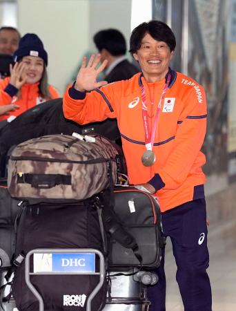 <p>　羽田空港に帰国したミラノ・コルティナ冬季パラリンピックスノーボード男子の小栗大地＝１７日午後</p>