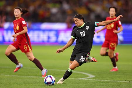 <p>　サッカー女子アジア・カップの中国戦でシュートを打つオーストラリアのＦＷカー（中央）＝１７日、パース（ゲッティ＝共同）</p>