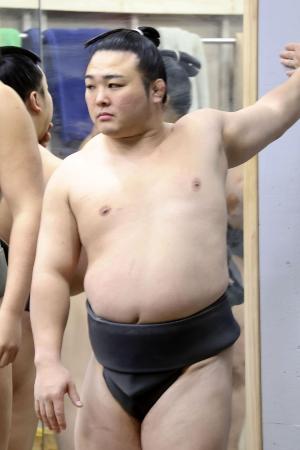 　稽古する炎鵬＝昨年１２月、東京都墨田区の伊勢ケ浜部屋