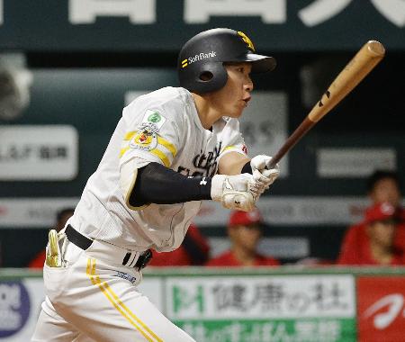 <p>　３回、右中間に２点二塁打を放つソフトバンク・柳田＝みずほペイペイドーム</p>