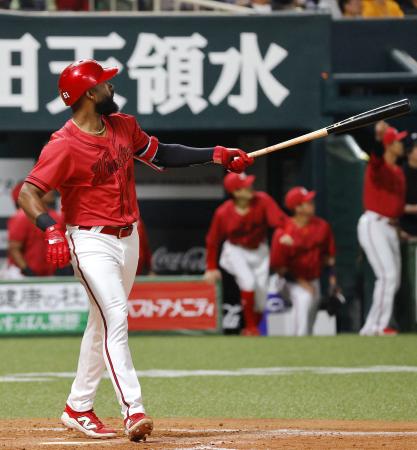 <p>　４回、左越えに３ランを放つ広島・ファビアン＝みずほペイペイドーム</p>