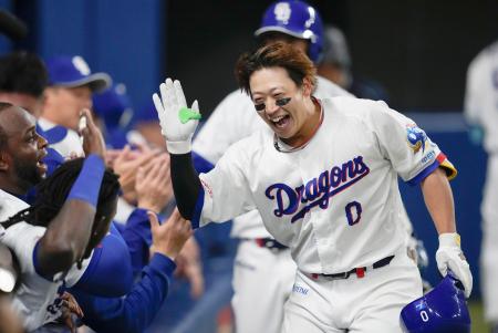 <p>　２回、２ランを放ち、ナインに迎えられ笑顔の中日・辻本＝バンテリンドーム</p>