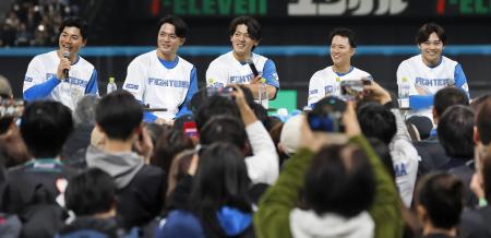 <p>　試合後、ファンの前で「決起集会」を開いた清宮幸（左端）ら日本ハムナイン＝エスコンフィールド</p>