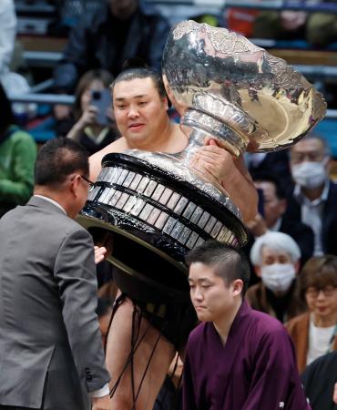 <p>　大相撲春場所で３度目の優勝を果たし、内閣総理大臣杯を授与される霧島。場所後の大関復帰が確実となった＝２２日、大阪市浪速区のエディオンアリーナ大阪</p>