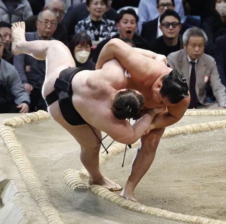 <p>　豊昇龍（右）が掛け投げで安青錦を下す＝エディオンアリーナ大阪</p>