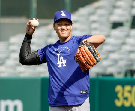 <p>　試合前の練習で笑顔のドジャース・大谷＝アナハイム（共同）</p>