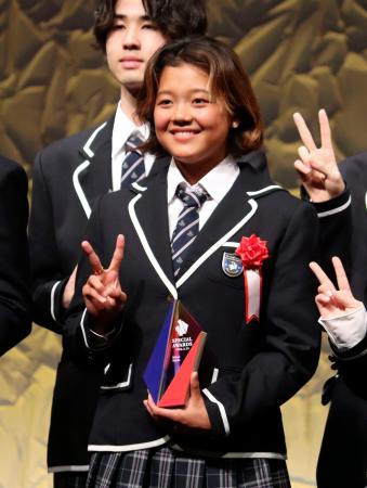 <p>　Ｎ高の卒業式でポーズをとるサーフィン女子の池田美来＝２５日、大阪市</p>