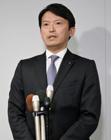 　記者団の取材に応じる斎藤元彦兵庫県知事＝２７日午後、兵庫県豊岡市