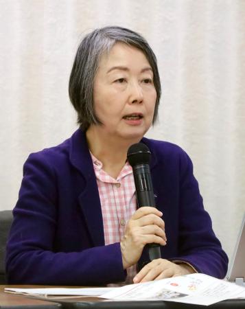 　記者会見するＮＰＯ法人「ひとり親家庭サポート団体全国協議会」の赤石千衣子理事長＝２７日午後、厚労省