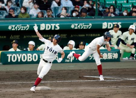 <p>　英明―大阪桐蔭　６回裏大阪桐蔭無死、本塁打を放ち二塁へ向かう谷渕＝甲子園</p>