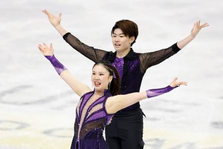 <p>　アイスダンスＲＤの演技を終え、あいさつする吉田唄菜（手前）、森田真沙也組＝プラハ（共同）</p>