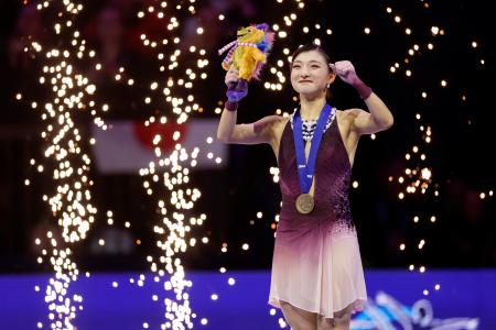 <p>　女子で２年ぶり４度目の優勝を果たし、表彰台でガッツポーズする坂本花織＝プラハ（共同）</p>