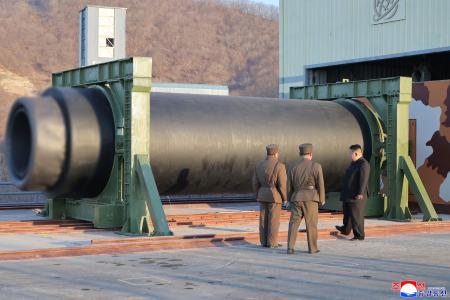 　改良型ミサイル用の大出力エンジンの地上燃焼実験を視察する北朝鮮の金正恩朝鮮労働党総書記（右）（朝鮮中央通信＝共同）