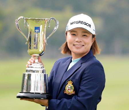 <p>　通算１３アンダーで優勝し、トロフィーを手に笑顔の永峰咲希＝ＵＭＫＣＣ</p>
