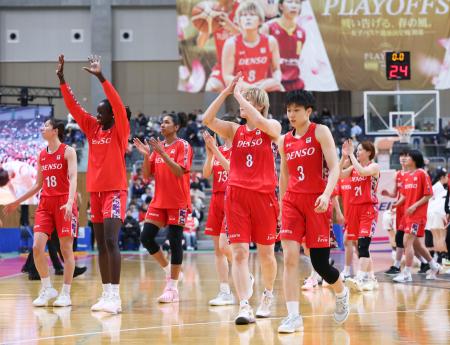 <p>　準決勝第２戦で富士通に勝利し、歓声に応えるデンソーの選手たち＝豊田市総合体育館</p>