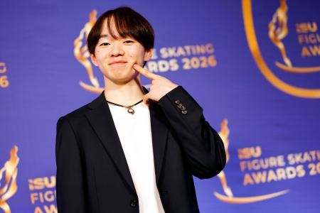 <p>　中井亜美のポーズをまねる鍵山優真＝２９日、プラハ（共同）</p>