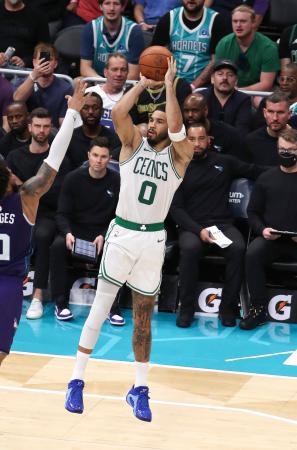 <p>　ホーネッツ戦でシュートを放つセルティックスのテータム＝シャーロット（ＮＢＡＥ・ゲッティ＝共同）</p>