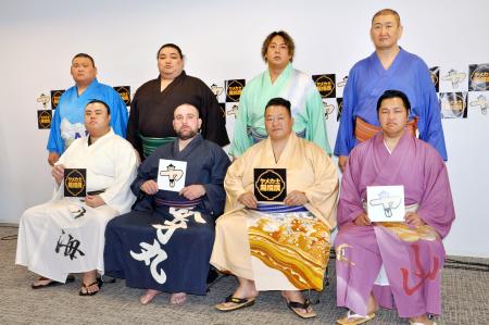 <p>　「ヤメ力士超相撲」に参加する（前列右から）元小結松鳳山、元関脇豊ノ島ら元幕内力士たち＝３０日、東京都内</p>