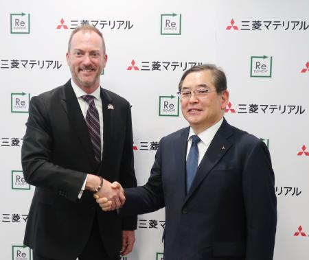 　記者会見で握手する三菱マテリアルの田中徹也社長（右）とリエレメントのカーク・テイラーＣＦＯ＝３１日午後、東京都千代田区