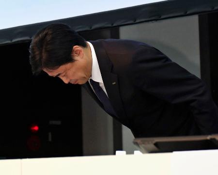 　記者会見で謝罪するＫＤＤＩの松田浩路社長＝３１日午後、東京都港区