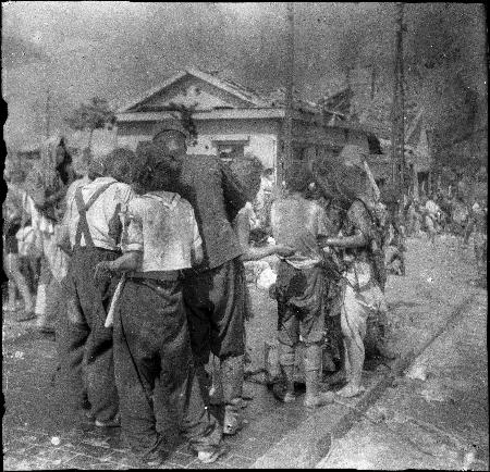 　「被爆８０年企画展　ヒロシマ１９４５」で展示された、原爆投下直後の広島市の惨状を捉えた写真＝１９４５年８月６日（松重美人氏撮影、中国新聞社所有・日本写真保存センター管理）