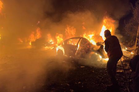 　１日、レバノンの首都ベイルートで、イスラエルによる空爆で燃え上がった車の火を消す消防士（ＡＰ＝共同）
