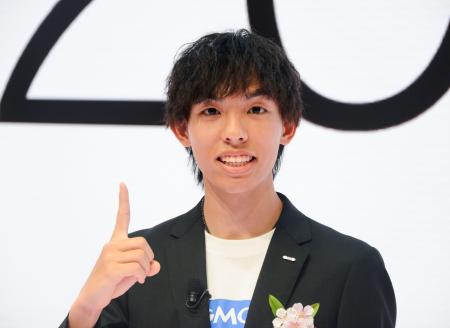 <p>　ＧＭＯインターネットグループの入社式に出席し、ポーズをとる陸上男子の黒田朝日＝１日、東京都世田谷区</p>