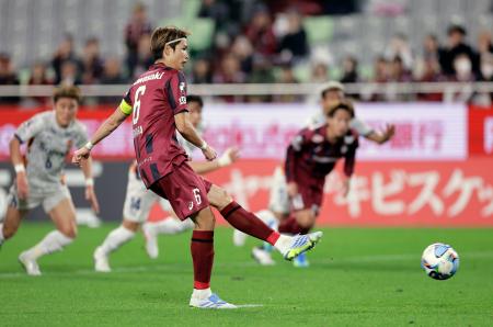 　神戸―清水　後半、チーム２点目となるＰＫを決める神戸・扇原＝ノエスタ