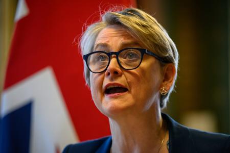 　ホルムズ海峡を巡る会合で発言する英国のクーパー外相＝２日、ロンドン（ゲッティ＝共同）