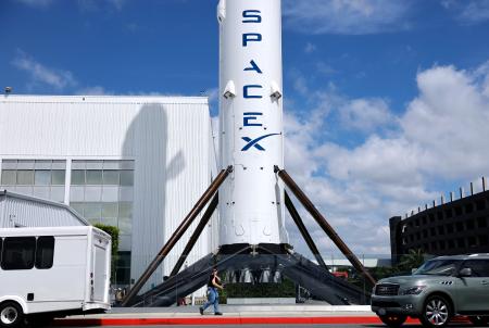 　米カリフォルニア州のスペースＸの施設で展示されているロケット＝２日（ゲッティ＝共同）