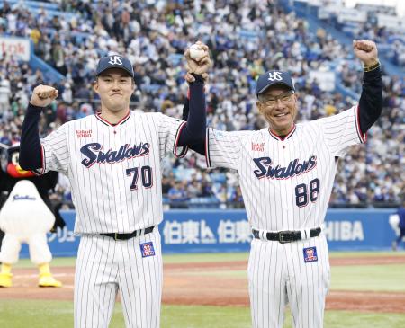 <p>　プロ初勝利を挙げ、池山監督（右）とガッツポーズするヤクルト・広沢＝神宮</p>