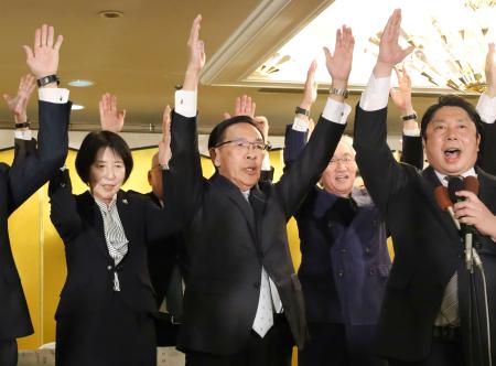 　京都府知事選で３選を確実にし、万歳する西脇隆俊氏（中央）＝５日夜、京都市下京区