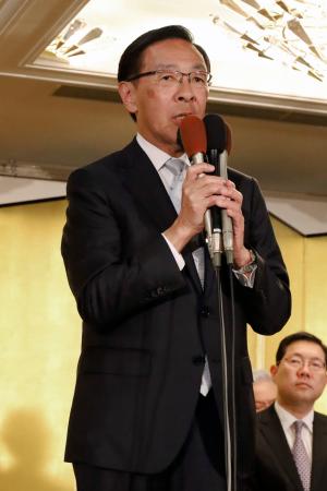 　京都府知事選で３選を確実にし、あいさつする西脇隆俊氏＝５日夜、京都市下京区