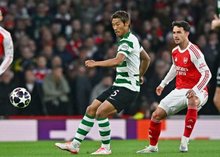 <p>　アーセナル戦でプレーするスポルティングの守田（左）＝ロンドン（共同）</p>