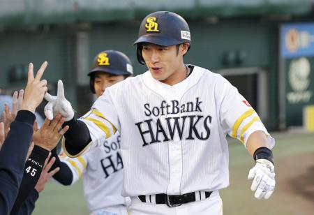 <p>　１回、先制３ランを放ちナインとタッチするソフトバンク・柳田＝北九州</p>
