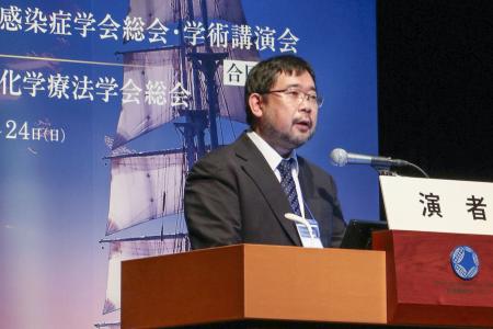 <p>　日本感染症学会の学術集会で講演した忽那賢志・大阪大教授＝２３日午後、東京都千代田区</p>