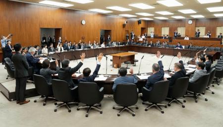 <p>　医療保険制度改革に向けた健康保険法などの改正案を与党などの賛成多数で可決した参院厚労委＝２８日午後、国会</p>
