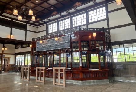 　保存修復工事を終えた「旧大社駅」構内の出札口＝４月、島根県出雲市