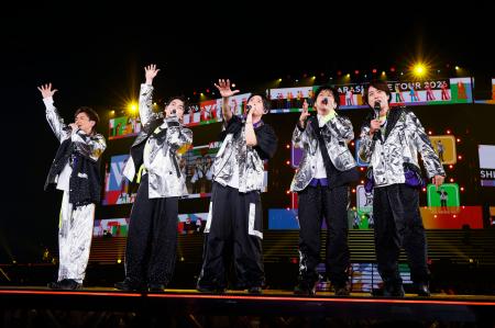 最終公演のステージで歌う嵐のメンバー＝３１日午後、東京都文京区の東京ドーム