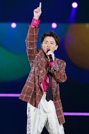　最終公演のステージで歌う大野智さん＝３１日午後、東京都文京区の東京ドーム