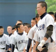 痛む腕でフルスイング　「完治に半年」支え受け夏へ　千葉県立木更津高校・新関大生主将（１７）　【白球に魅せられて　'１４高校野球千葉大会】（６）
