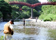 県内アユ釣り、存続へ奮闘　赤字でも放流、産卵場確保　県南地域の各漁協　【地方発ワイド】