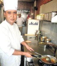 激戦区の“穴場スポット”　地元に愛され客足伸ばす　ヴィッキー天台本店（千葉市稲毛区）　【夏こそカレー！　市内各店巡り】（５）