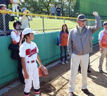 ミスター、故郷で熱血指導　「よーし、オッケー」「ナイスボール」　巨人軍ＯＢが野球教室　佐倉