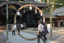 くぐって厄払い「茅の輪」　３１日に大祓式　香取神宮　【師走スケッチ】