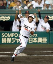 小柄な２番、大きな一発　第９８回全国高校野球選手権大会　第１１日