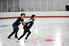 高橋大輔選手ら滑り初め　通年型アイススケート場完成　船橋
