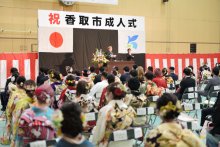 コロナで延期の成人式ようやく開催　香取の新成人、地元で新たなスタート　感染防止で事前にＰＣＲ検査も